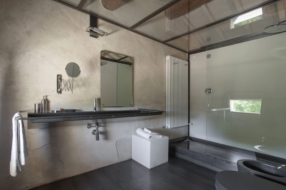 Deluxe Double Room (La Mansarda) | Bathroom | Shower, rainfall showerhead, free toiletries, hair dryer