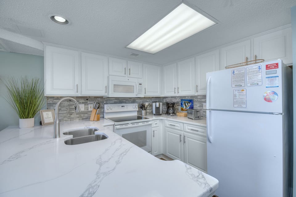 Deluxe Condo, 2 Bedrooms, Balcony, Oceanfront (1111) | Private kitchen | Full-size fridge, microwave, oven, stovetop