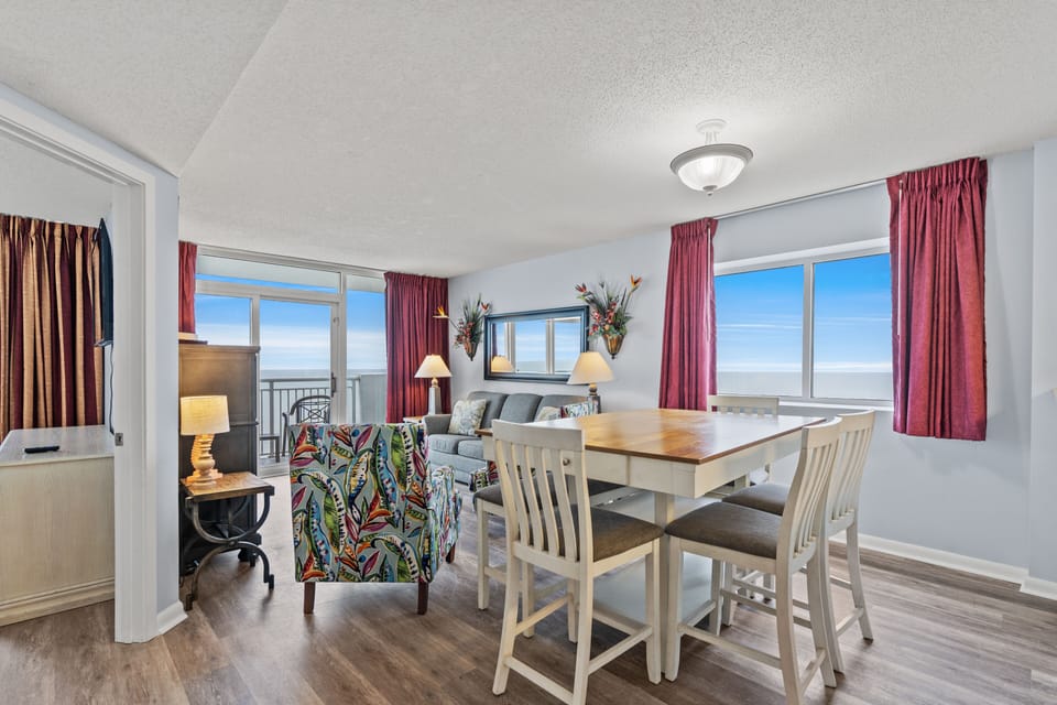 Deluxe Condo, 3 Bedrooms, 2 Bathrooms, Oceanfront (1701) | In-room dining