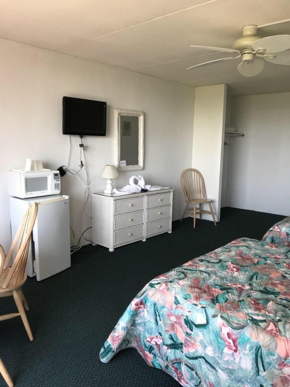 Standard Room, 2 Double Beds, Oceanfront, 3rd Floor | Blackout drapes, iron/ironing board (on request), WiFi (free)