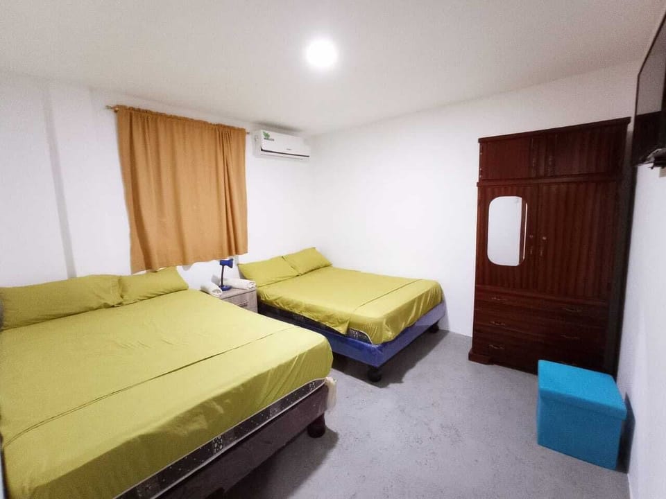 Executive Room, 1 Queen Bed | 1 bedroom, pillowtop beds, iron/ironing board (on request), WiFi (free)