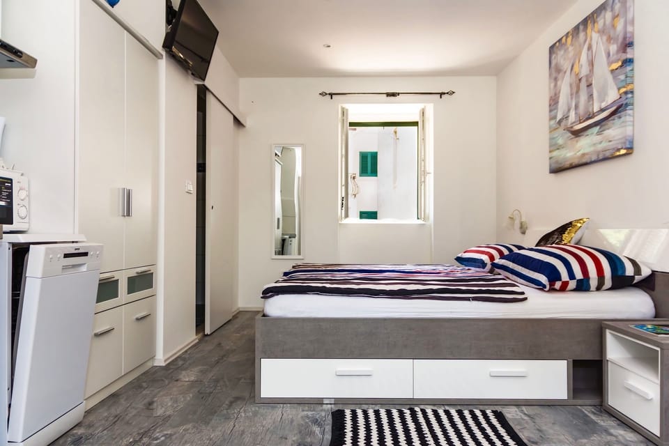 Superior Studio, 1 King Bed | Egyptian cotton sheets, premium bedding, Select Comfort beds, desk