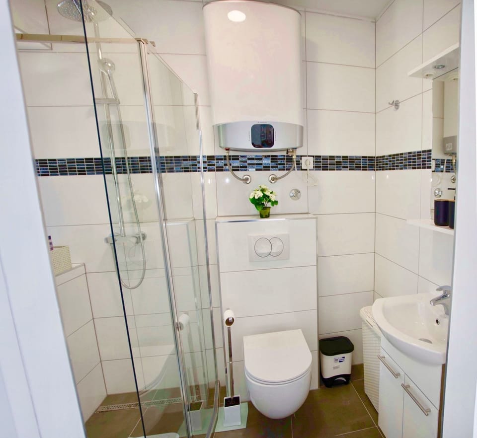 Superior Studio, 1 King Bed | Bathroom | Shower, rainfall showerhead, free toiletries, hair dryer