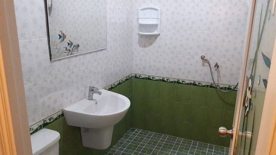 Shower, free toiletries