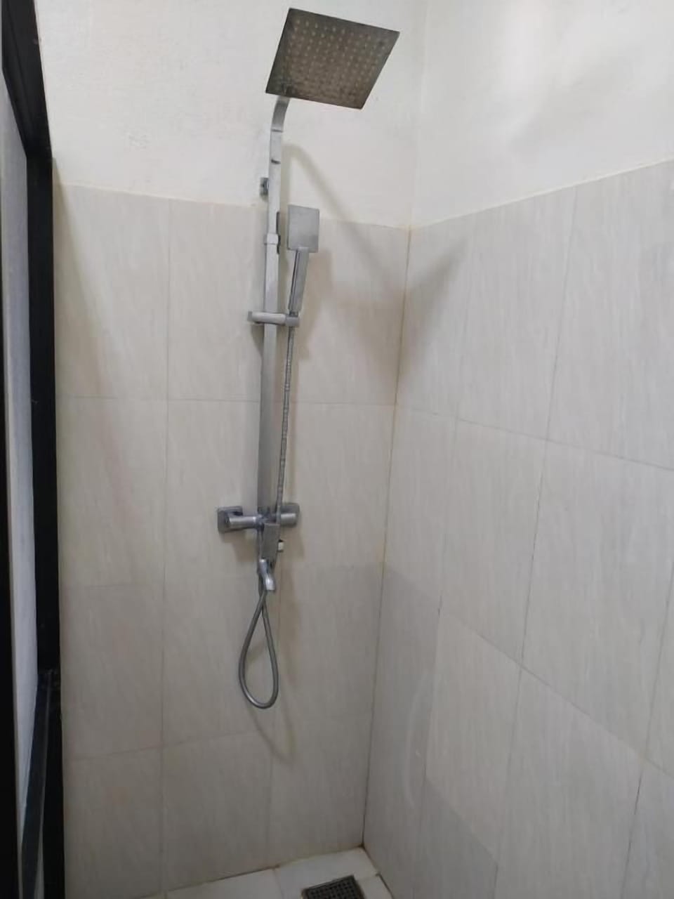 Shower, rainfall showerhead, free toiletries