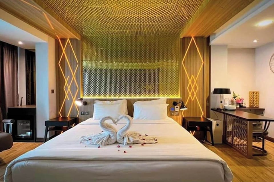 Holatel Suite  | Minibar, in-room safe, desk, free WiFi