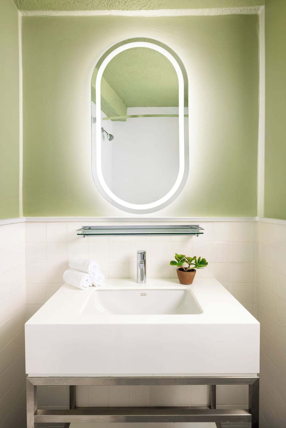 Combined shower/tub, free toiletries, hair dryer, towels