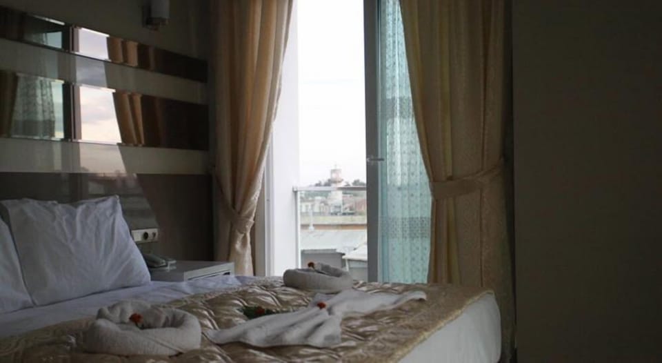 Suite | Minibar, desk, soundproofing, WiFi (free)