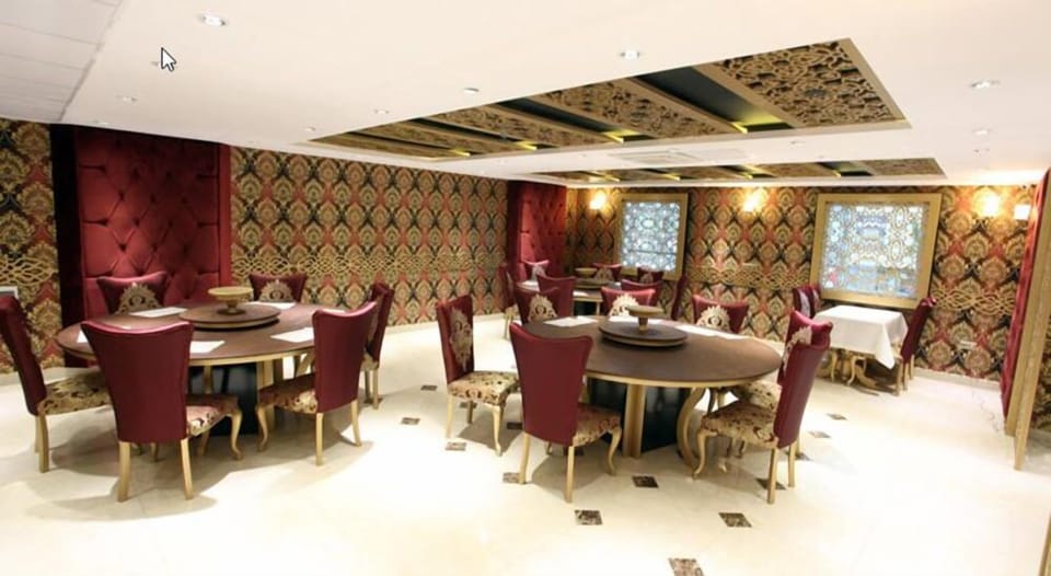 2 restaurants; breakfast, lunch, and dinner served