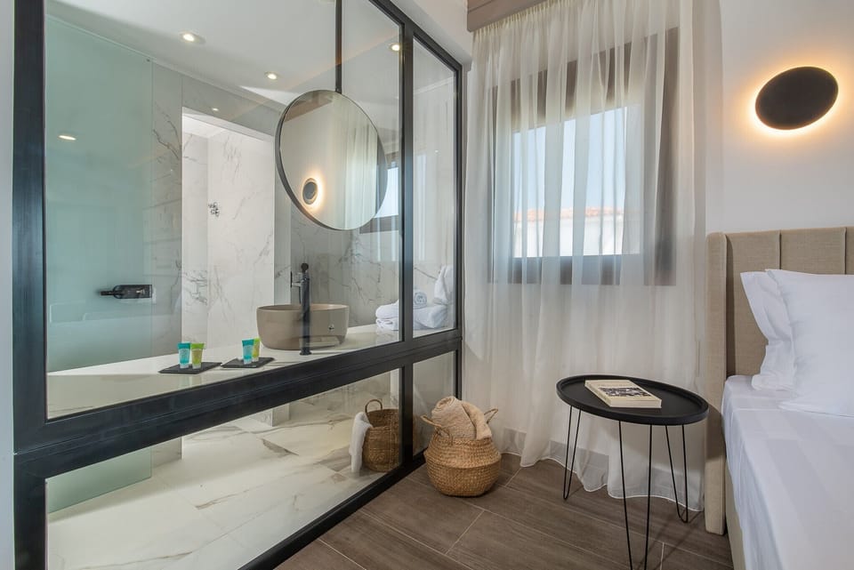Junior Studio Suite | Bathroom | Shower, hydromassage showerhead, designer toiletries, hair dryer