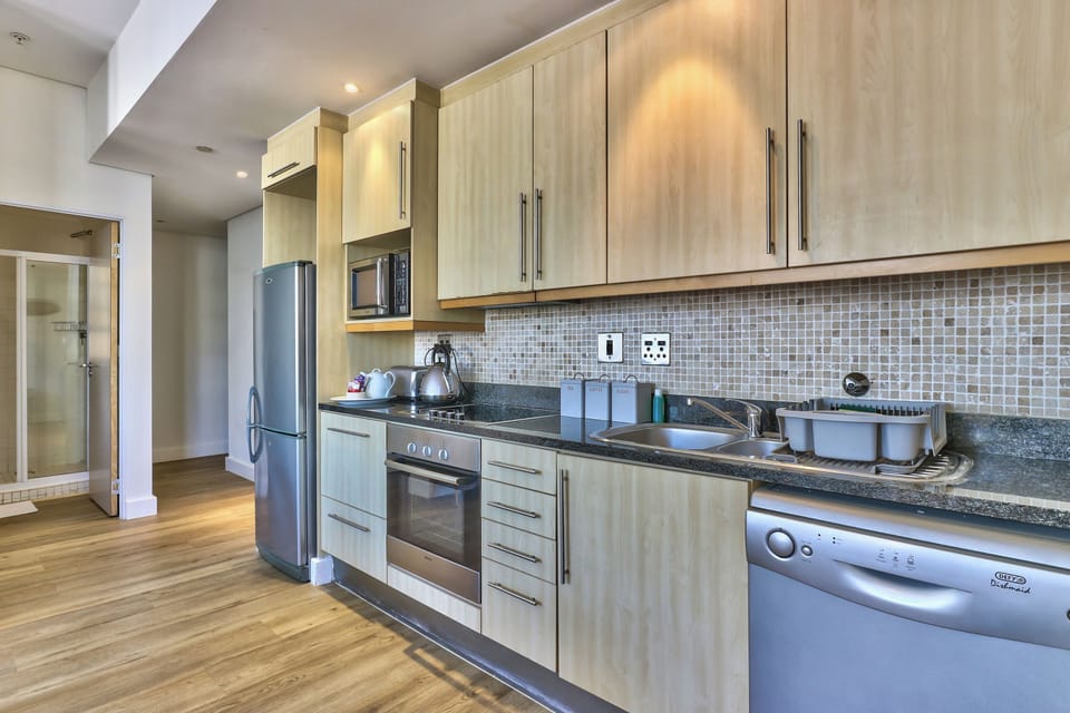Full-size fridge, microwave, oven, stovetop
