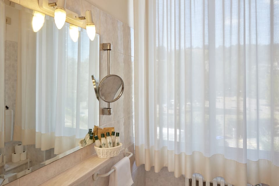 Shower, rainfall showerhead, free toiletries, hair dryer