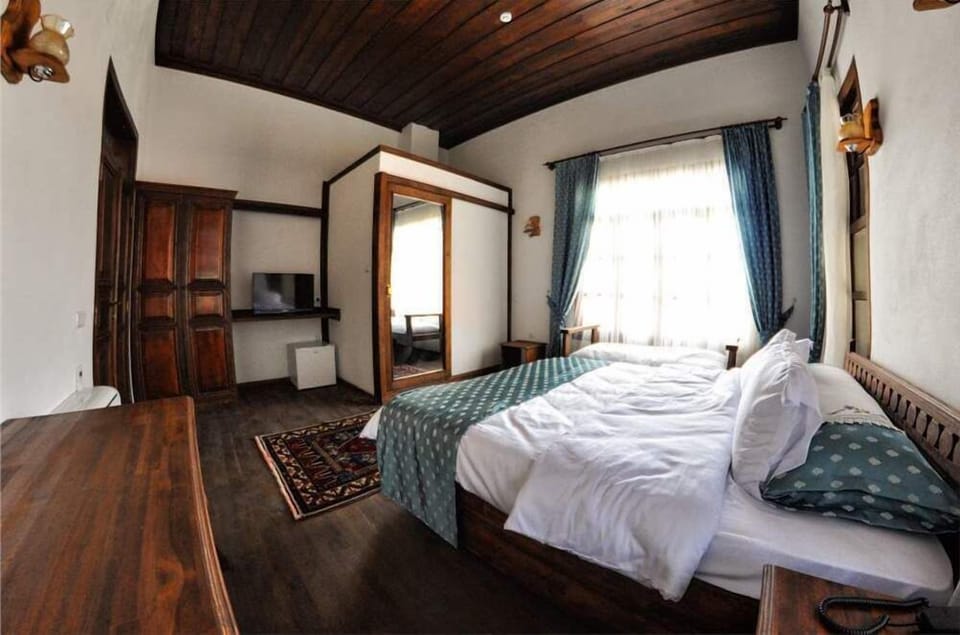 Standard Double or Twin Room | Minibar, free rollaway beds, free WiFi, bed sheets