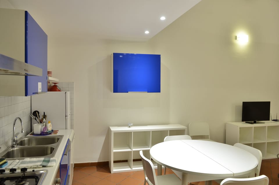 Basic Apartment, 3 Bedrooms | Private kitchen | Fridge, microwave, oven, stovetop
