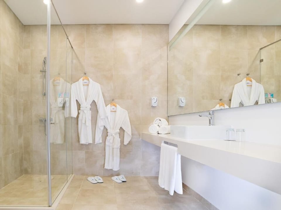 Family Room (Superior) | Bathroom | Shower, free toiletries, hair dryer, bathrobes