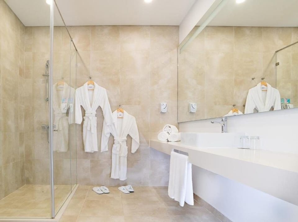Suite with Private Jacuzzi | Bathroom | Shower, free toiletries, hair dryer, bathrobes