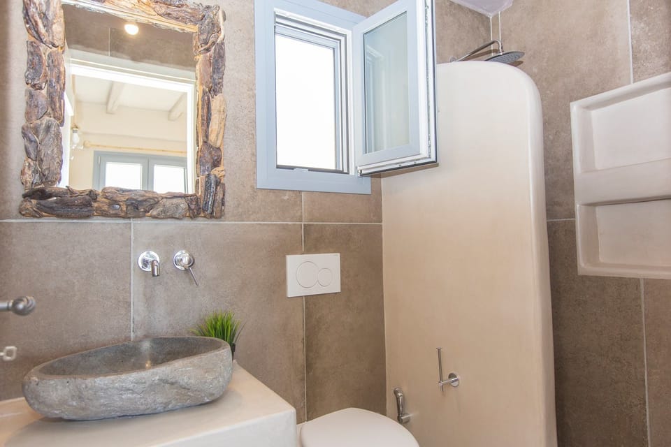 Shower, rainfall showerhead, free toiletries, hair dryer
