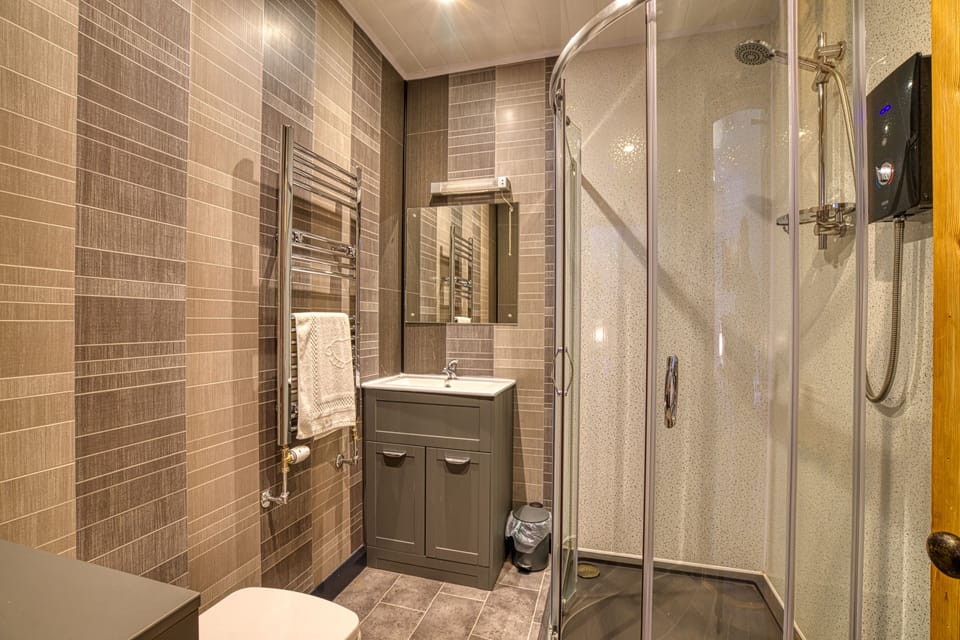 Shower, rainfall showerhead, free toiletries, hair dryer