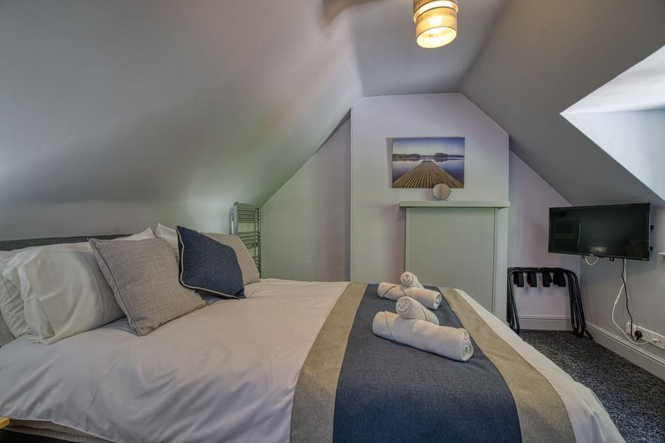 Comfort Double Room | Premium bedding, iron/ironing board, free WiFi, bed sheets