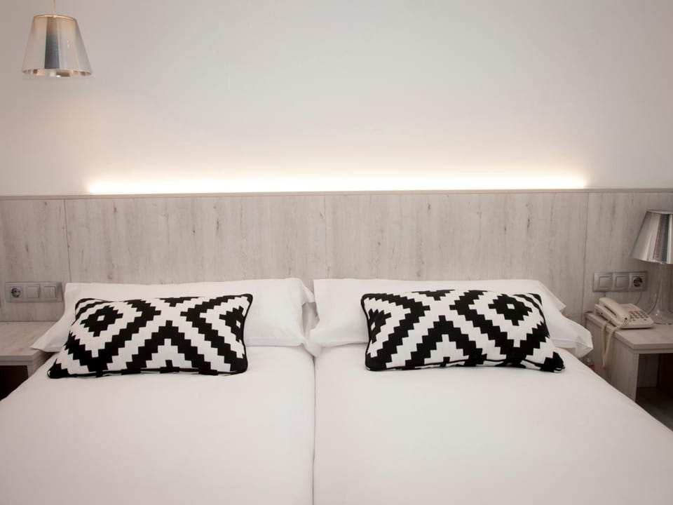 Desk, soundproofing, free WiFi, bed sheets