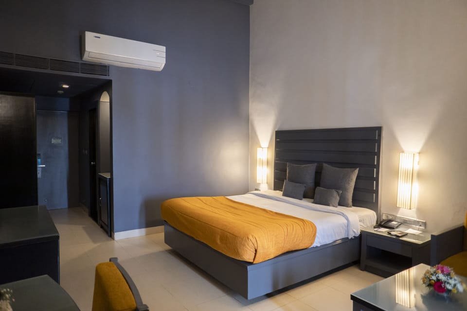 Deluxe Pool View Room | Minibar, in-room safe, desk, blackout drapes