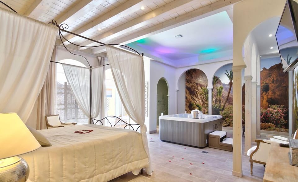 Minibar, individually decorated, individually furnished, soundproofing