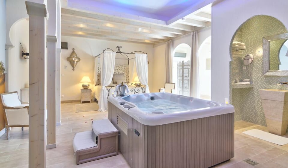 Suite (Riad) | Minibar, individually decorated, individually furnished, soundproofing