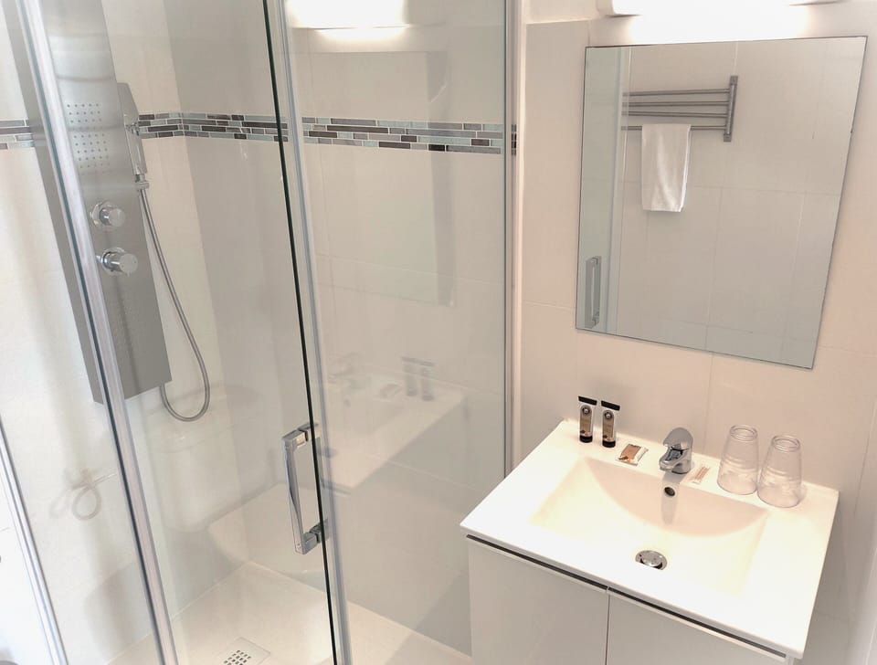 Junior Room, Non Smoking, Hot Tub | Bathroom | Shower, hair dryer, towels