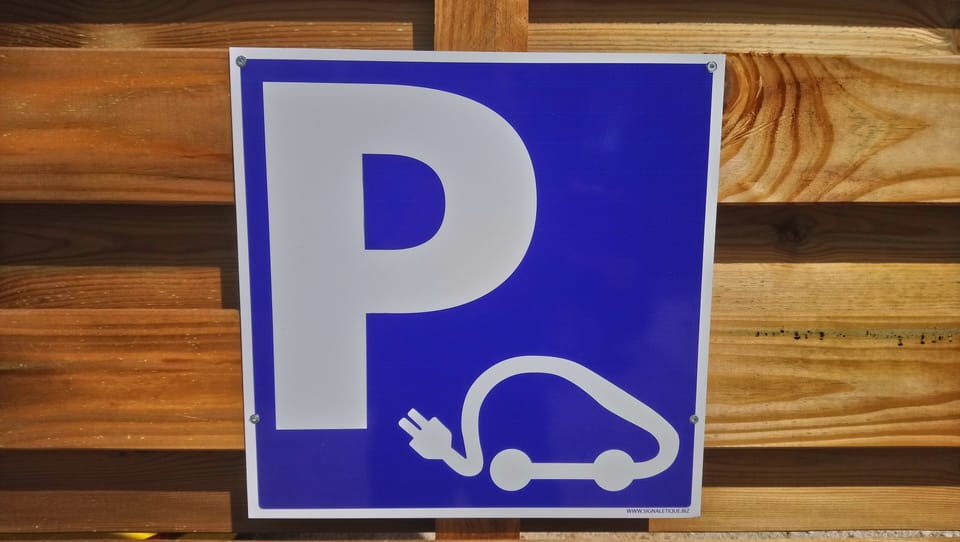 Electric vehicle charging station