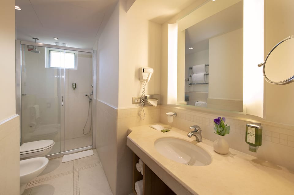 Shower, rainfall showerhead, free toiletries, hair dryer