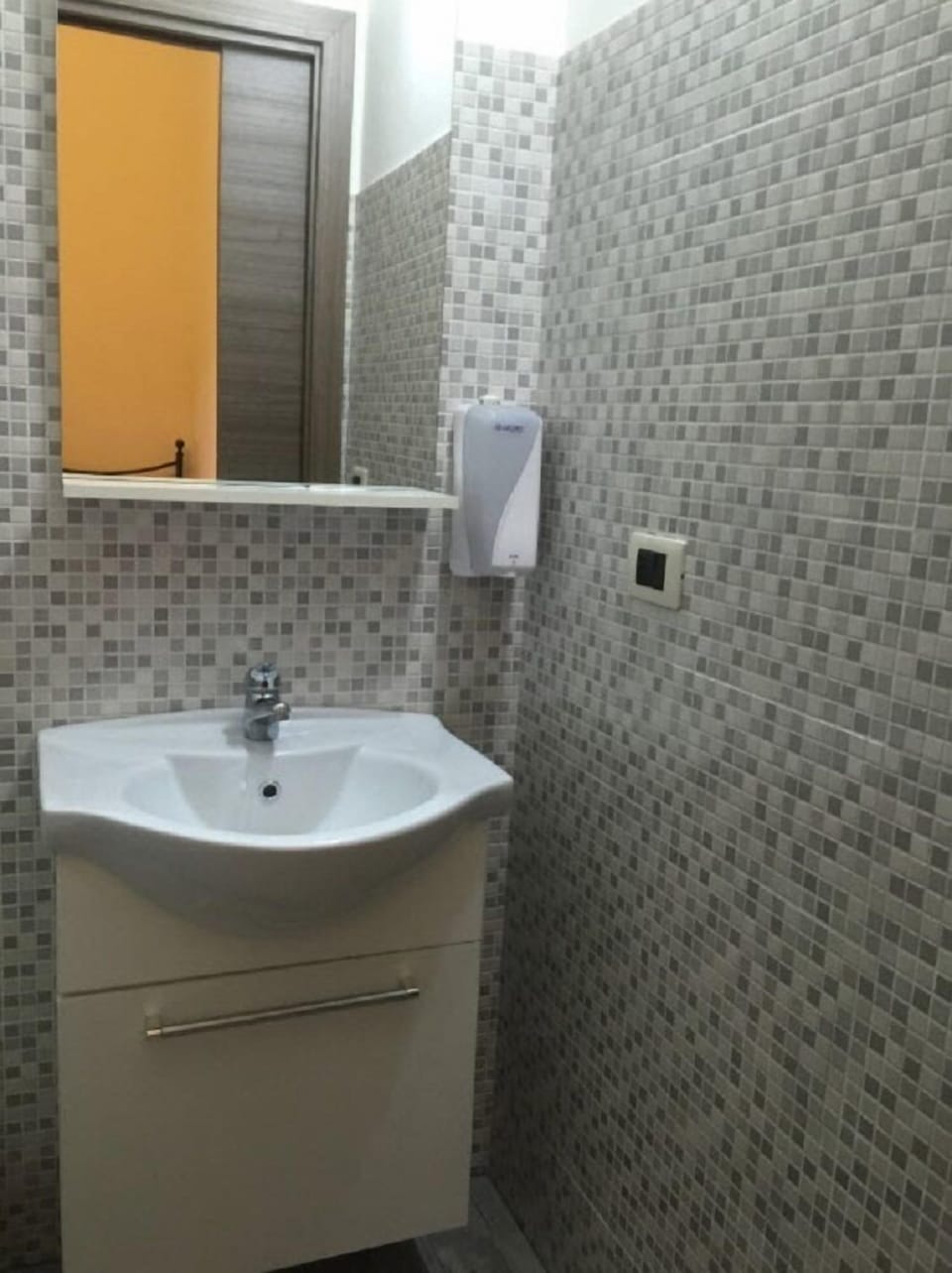 Shower, bidet, towels