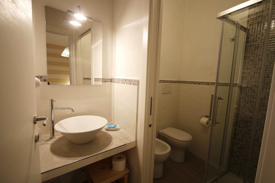 Double Room | Bathroom | Shower, free toiletries, hair dryer, bidet