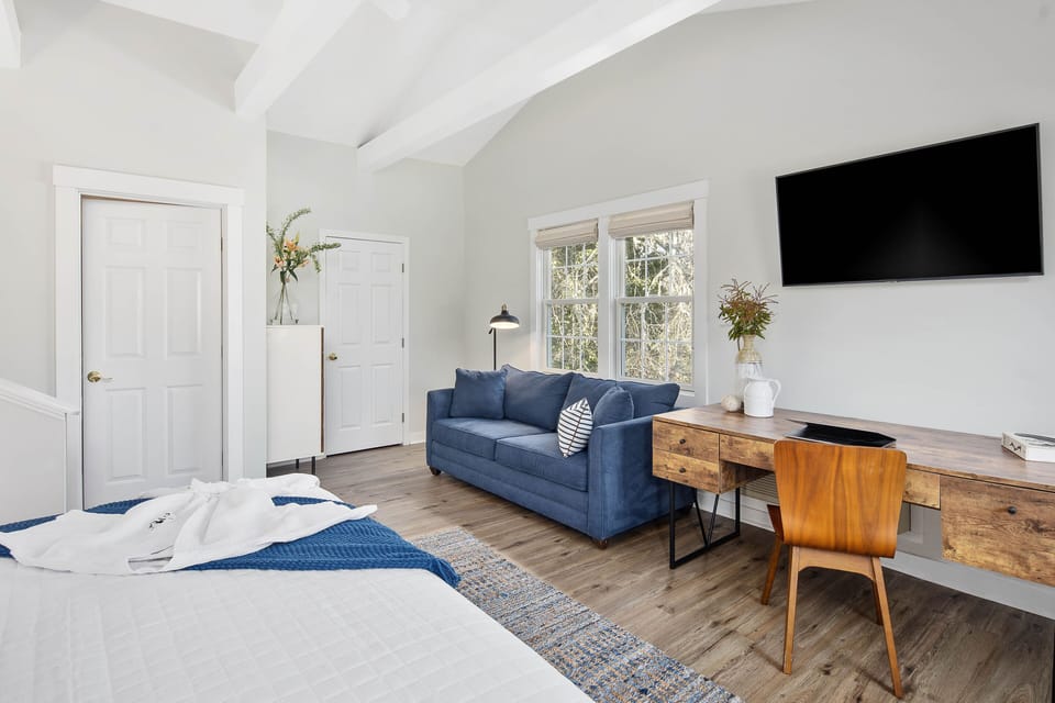 King Deluxe | Egyptian cotton sheets, premium bedding, down comforters, in-room safe