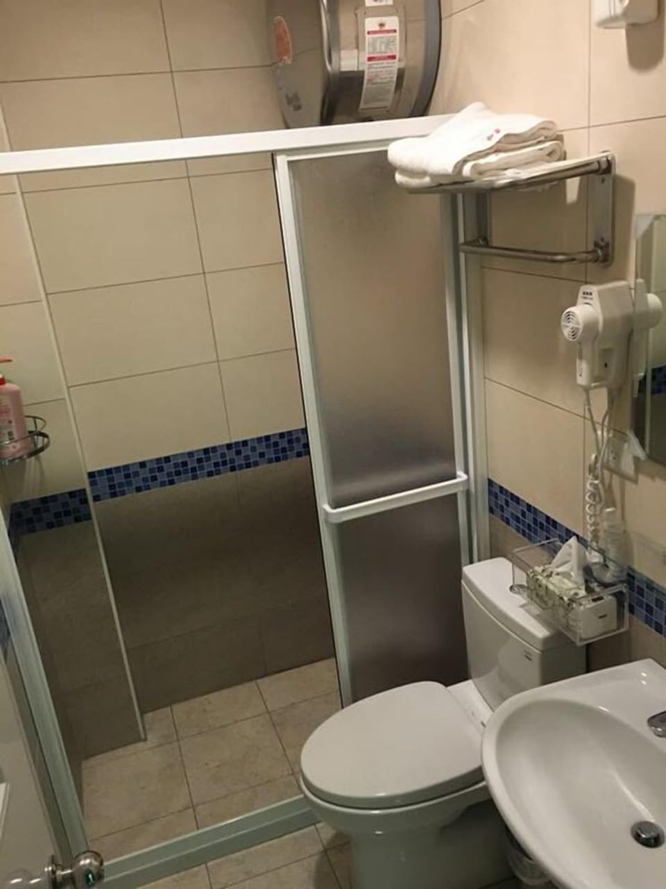 Triple Room | Bathroom | Shower, rainfall showerhead, free toiletries, hair dryer