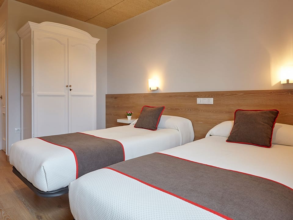 Twin Room | In-room safe, desk, free cribs/infant beds, free WiFi