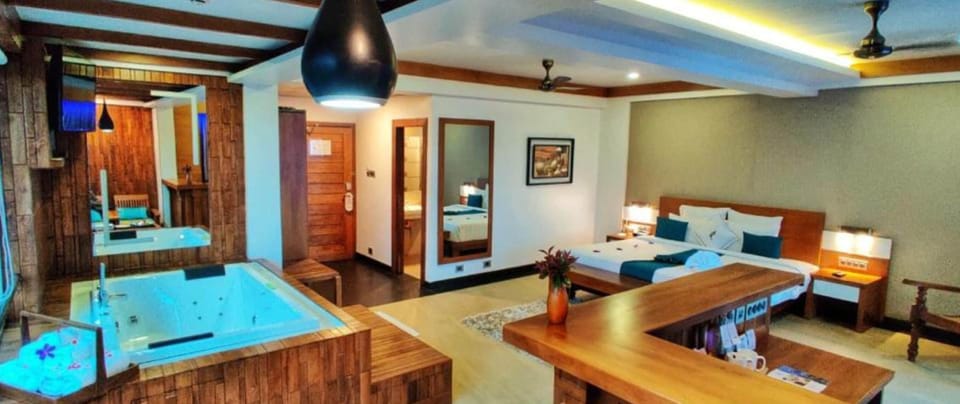Honeymoon Suite | Premium bedding, pillowtop beds, minibar, in-room safe