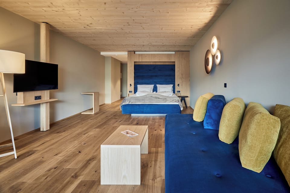 Hypo-allergenic bedding available, in-room safe, desk, WiFi (free)