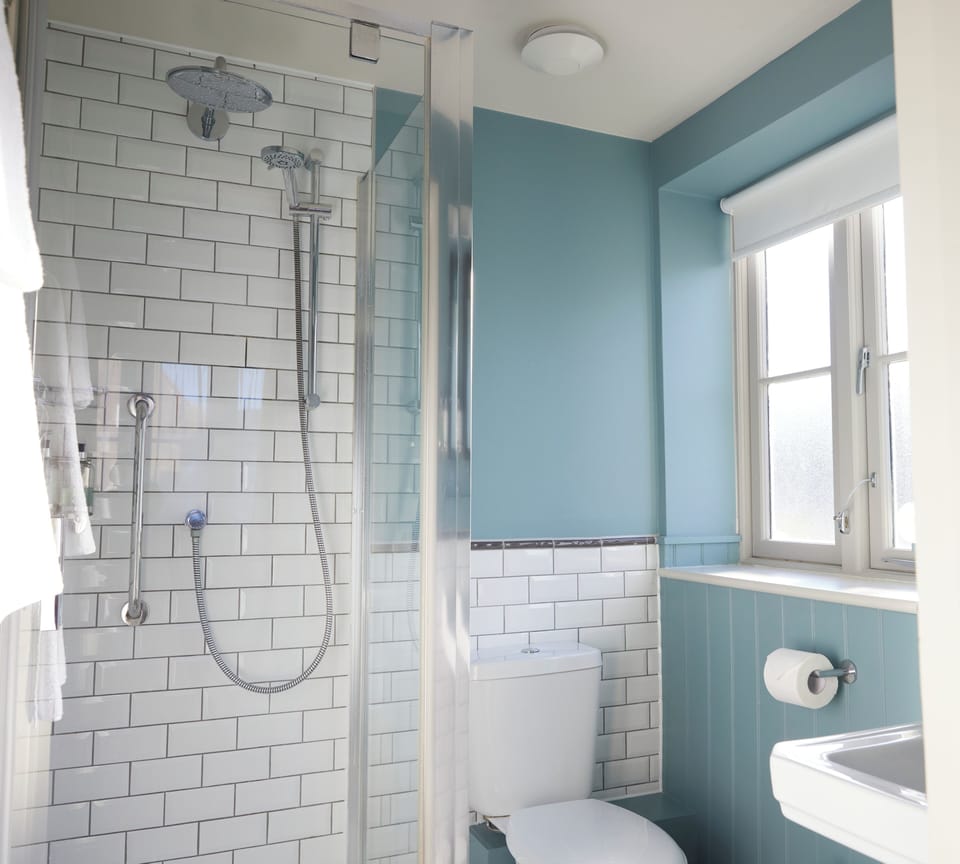 Rainfall showerhead, free toiletries, hair dryer, towels