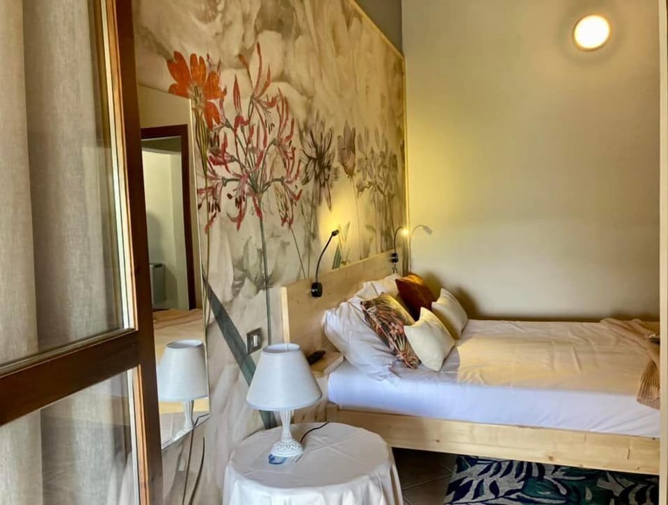 Deluxe Room | Desk, blackout drapes, free WiFi, bed sheets