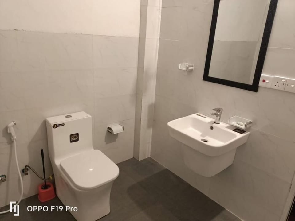 Shower, free toiletries