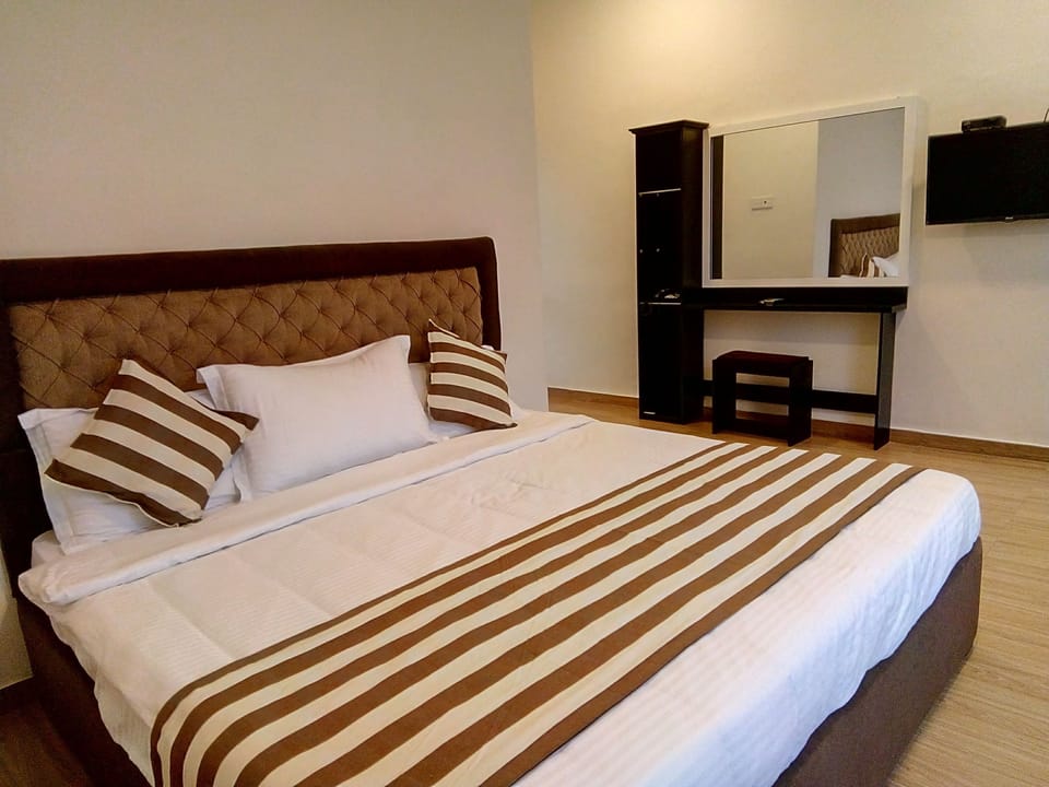 Deluxe Double Room, 1 King Bed, Balcony, Mountain View | 1 bedroom, premium bedding, desk, free WiFi