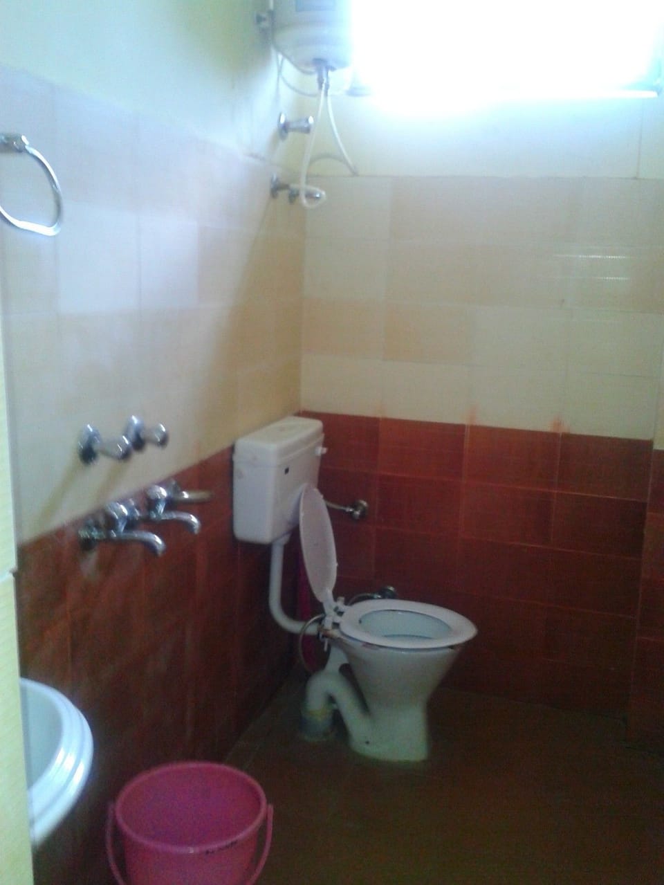 Standard Room, Smoking, Hill View | Bathroom | Shower, free toiletries