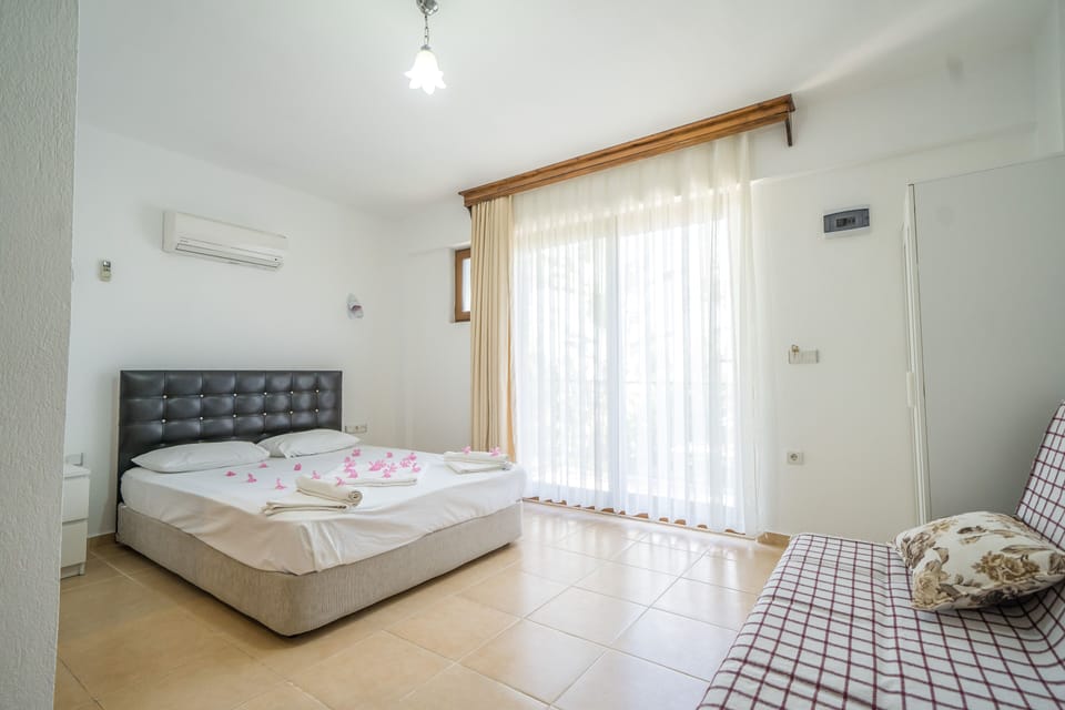 Studio | Desk, laptop workspace, free WiFi