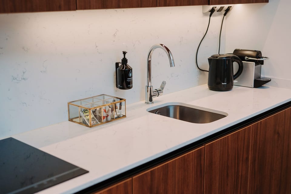 Quad Loft | Private kitchen | Coffee/tea maker, electric kettle