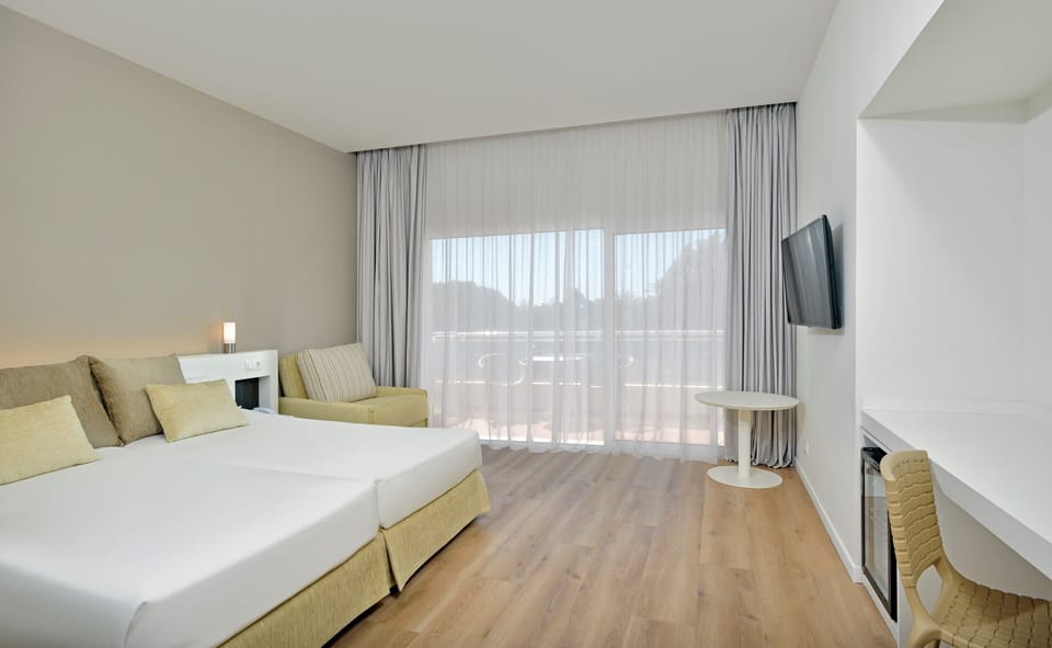 Desk, iron/ironing board (on request), WiFi (free), bed sheets