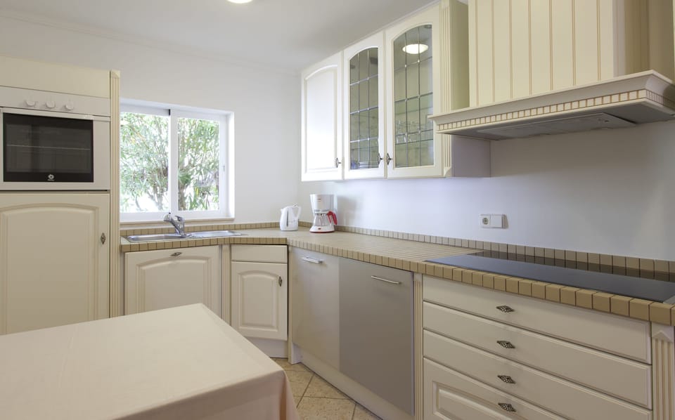 Xtra 2 rooms Beach House Garden | Desk, iron/ironing board (on request), WiFi (free), bed sheets