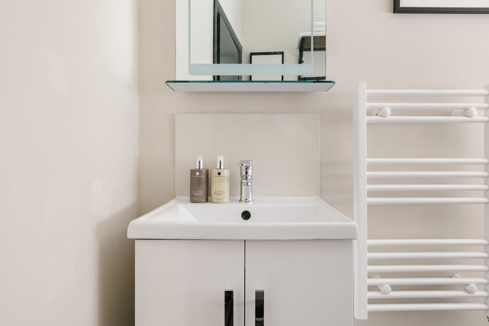 Single room shared bathroom | Bathroom | Shower, free toiletries, hair dryer, towels
