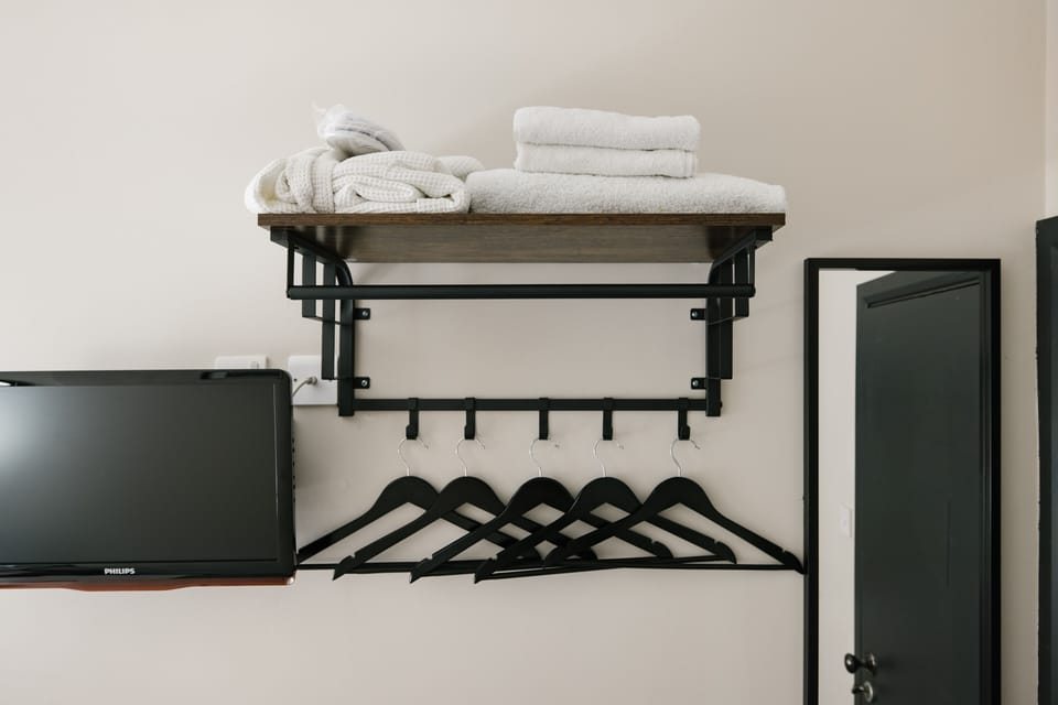 Single room shared bathroom | Desk, laptop workspace, iron/ironing board (on request), WiFi (free)