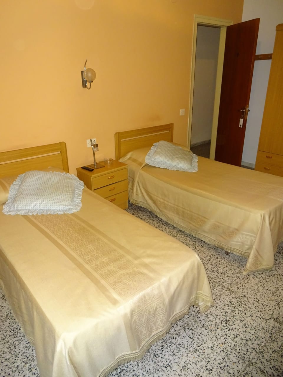Basic Twin Room with shared bathroom | 1 bedroom, desk, free WiFi