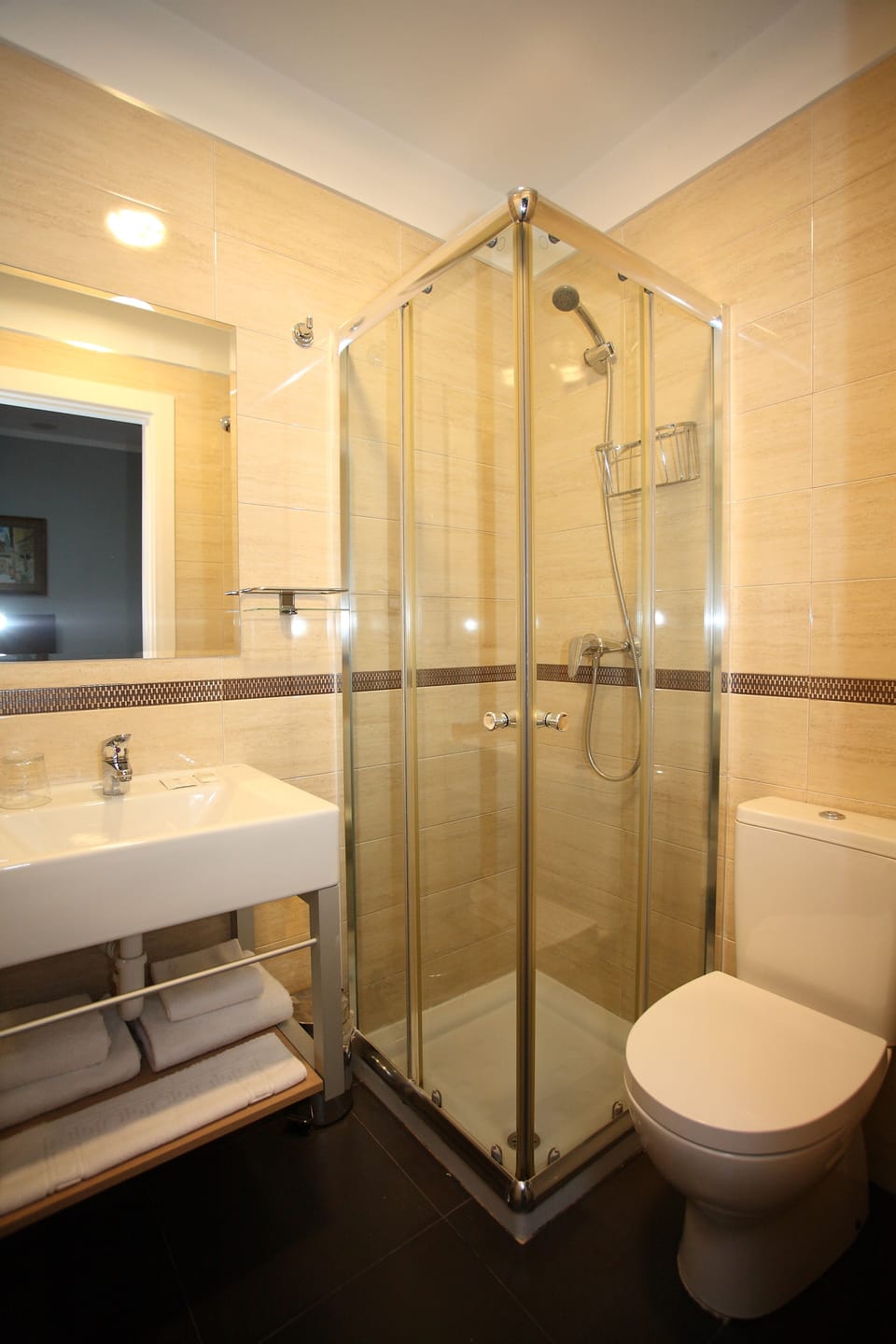 Shower, rainfall showerhead, free toiletries, hair dryer